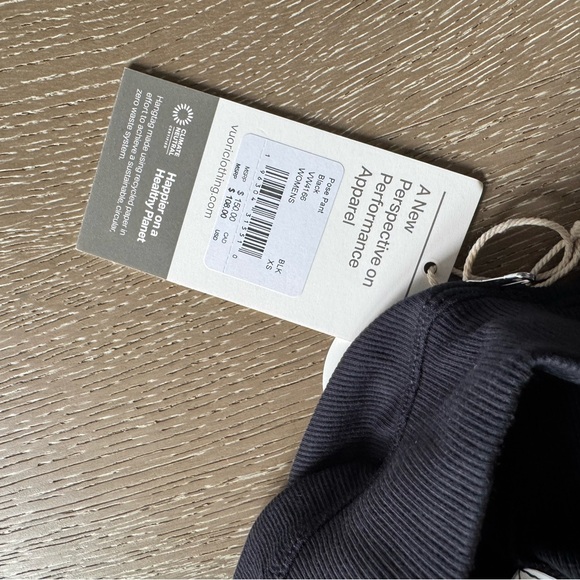 Vuori pose pants in black - Picture 12 of 16